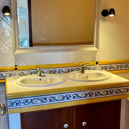 Ocean House בית הארחה 3*